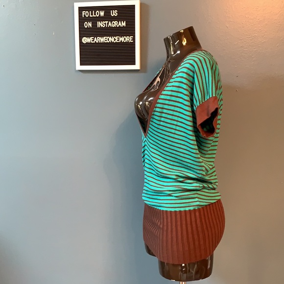 Deep V stripped T-Shirt - Picture 2 of 6